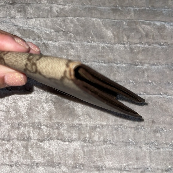 Preloved Gucci wallet good condition has some wear on folds n little on corner. - Picture 5 of 14